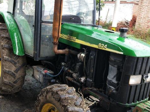 John Deere Tractor  824  